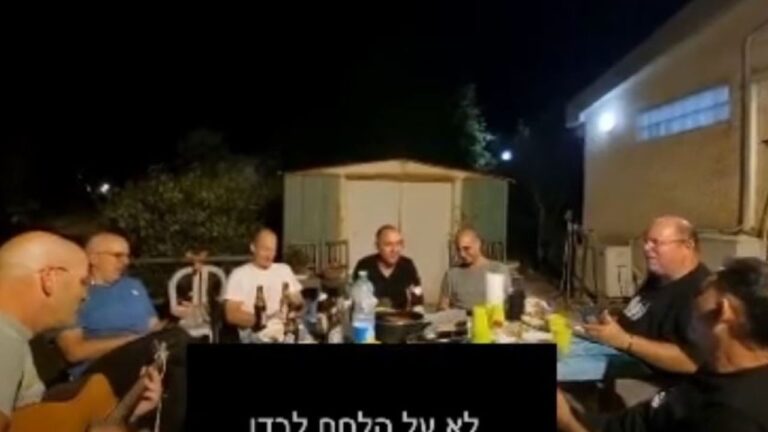 אנשי קיבוץ להב שרים ומנגנים